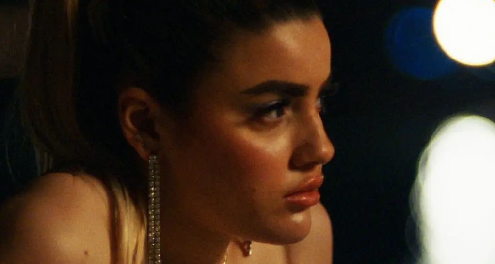 Una ragazza brillante