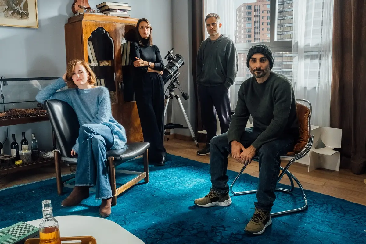 Renate Reinsve, Bérénice Bejo, Gael García Bernal e Piero Messina sul set di Another End @Kimberley Ross