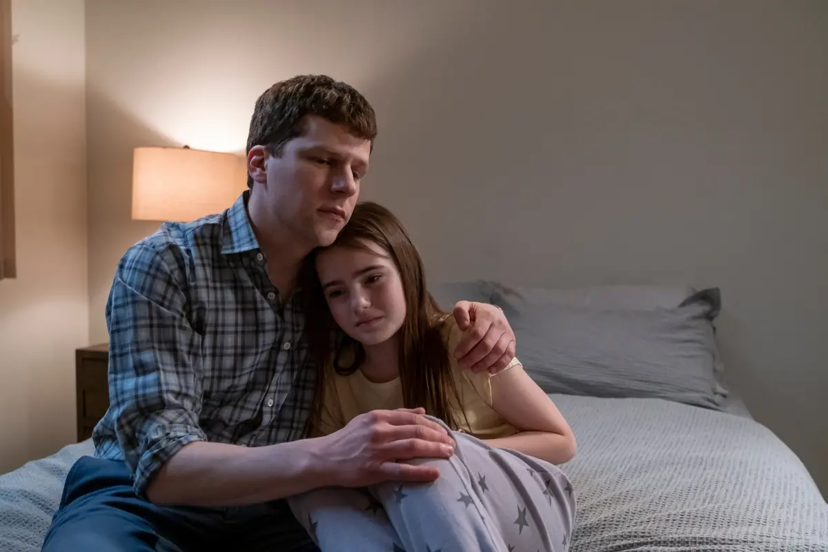 Jesse Eisenberg e Meara Mahoney Gross in Fleishman a pezzi (credits: Linda Kallerus/FX)