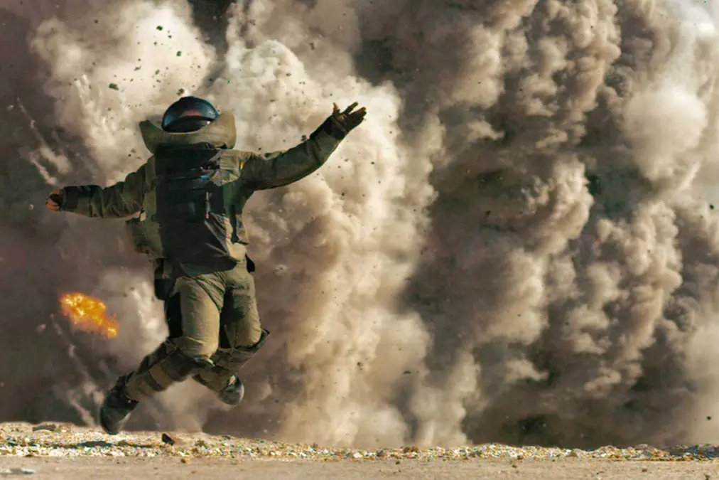 JEREMY RENNER stars in THE HURT LOCKER.