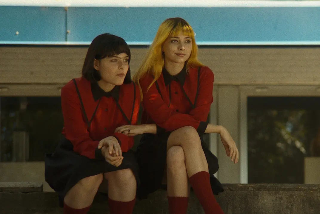 Le ragazzine stanno perdendo il controllo. La societ\\u00E0 le teme. La fine \\u00E8 azzurra (2026)