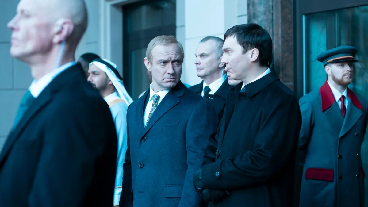 Jude Law e Paul Dano in Il mago del Cremlino
