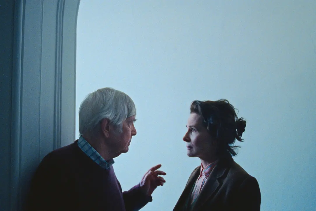 Tom Courtenay e Juliette Binoche in Queen at Sea , Seafaring