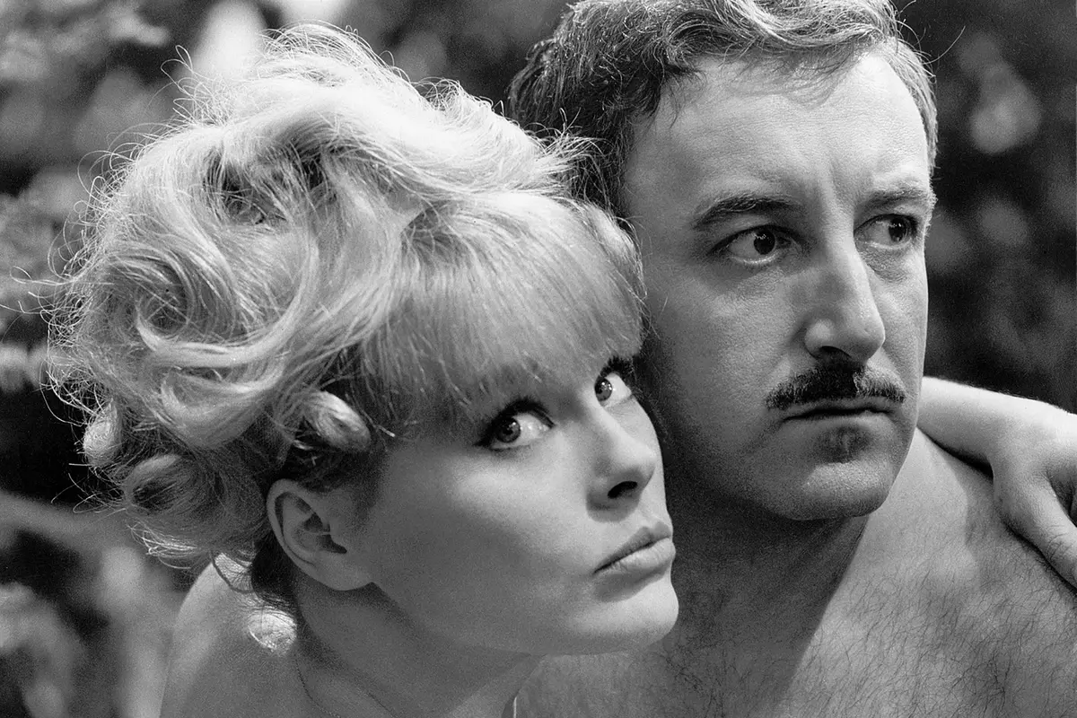 Elke Sommer e Peter Sellers in Uno sparo nel buio