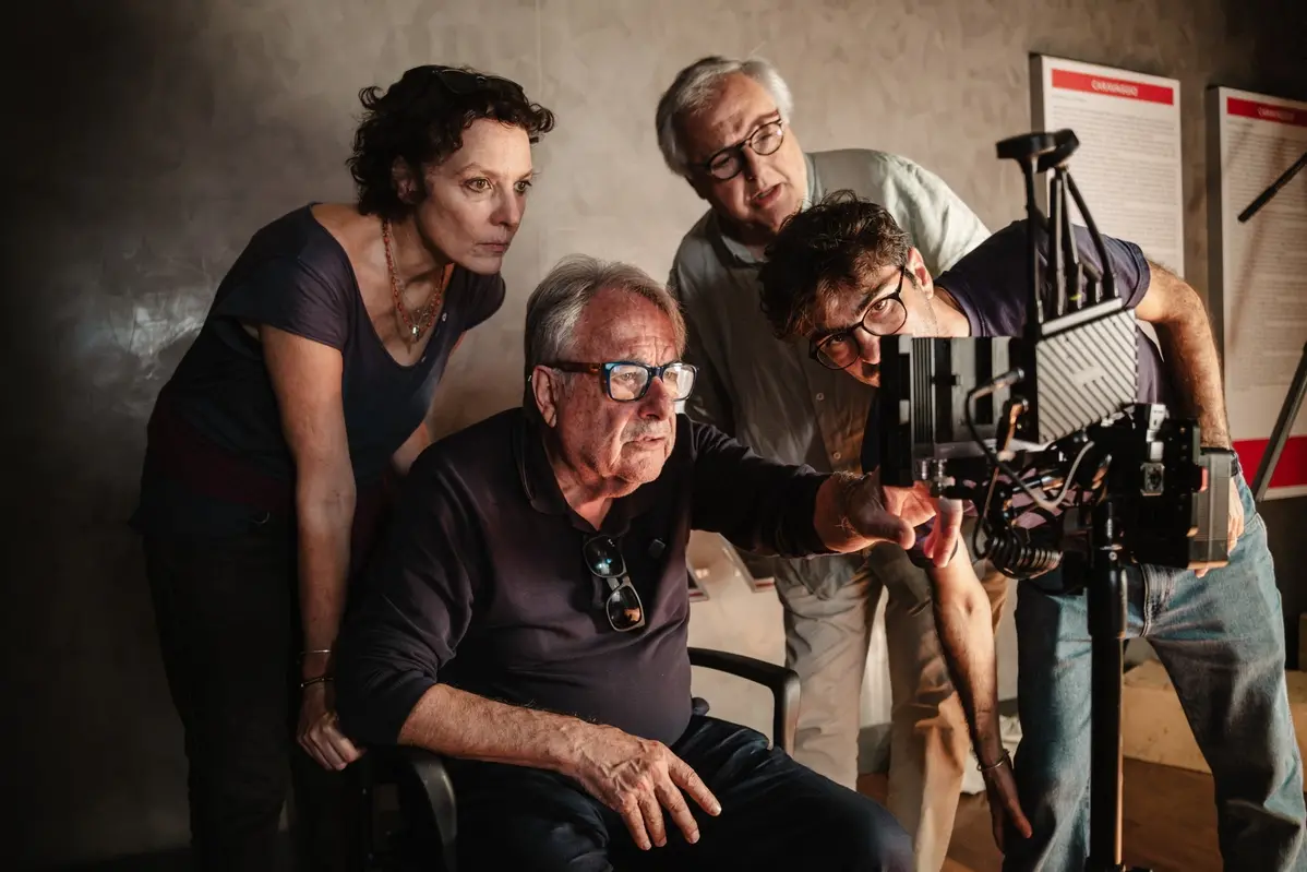 Il regista Paolo Benevenuti e la troupe al lavoro - Foto PAOLO GALLETTA
