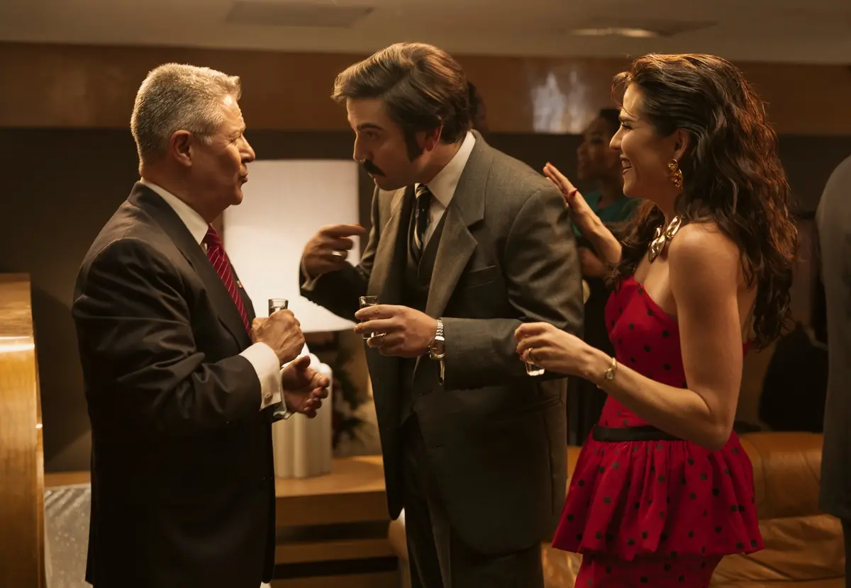 México 86. (L to R) Diego Luna as Martín de la Torre, Karla Souza as Susana Gómez-Mont in México 86. Cr. María Medina / Netflix ©️2026