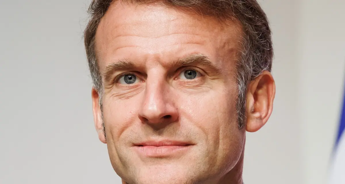 Lui Macron, noi micron