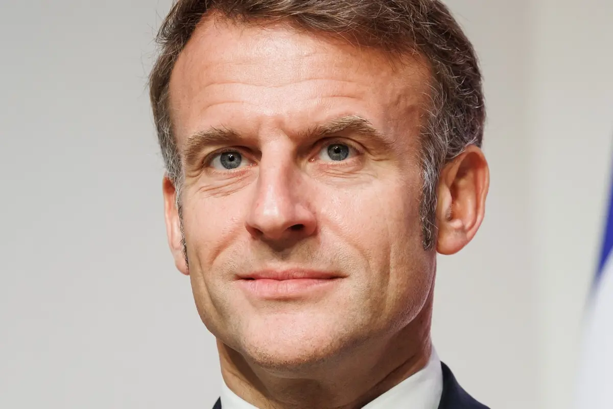 Lui Macron, noi micron