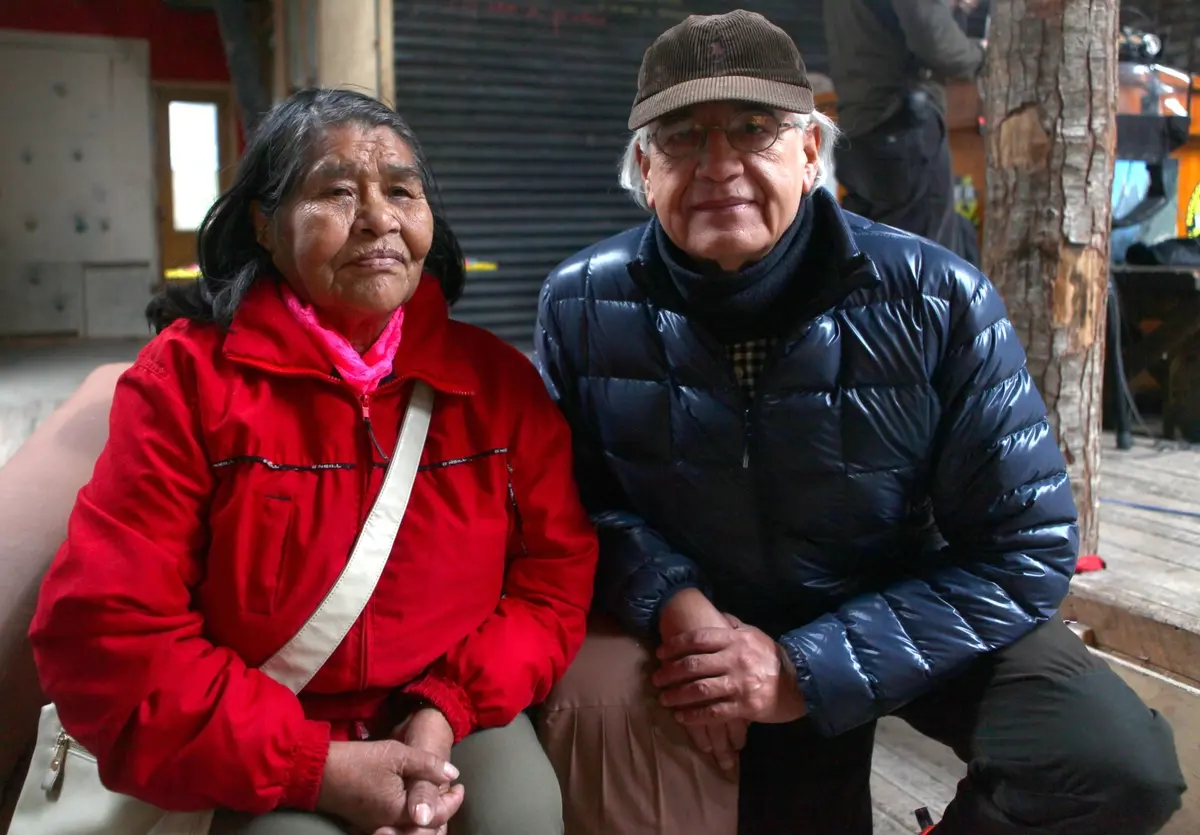 Patricio Guzmán con l'indigenza Kawesqar Gabriela Paterito sul set di La memoria dell'acqua