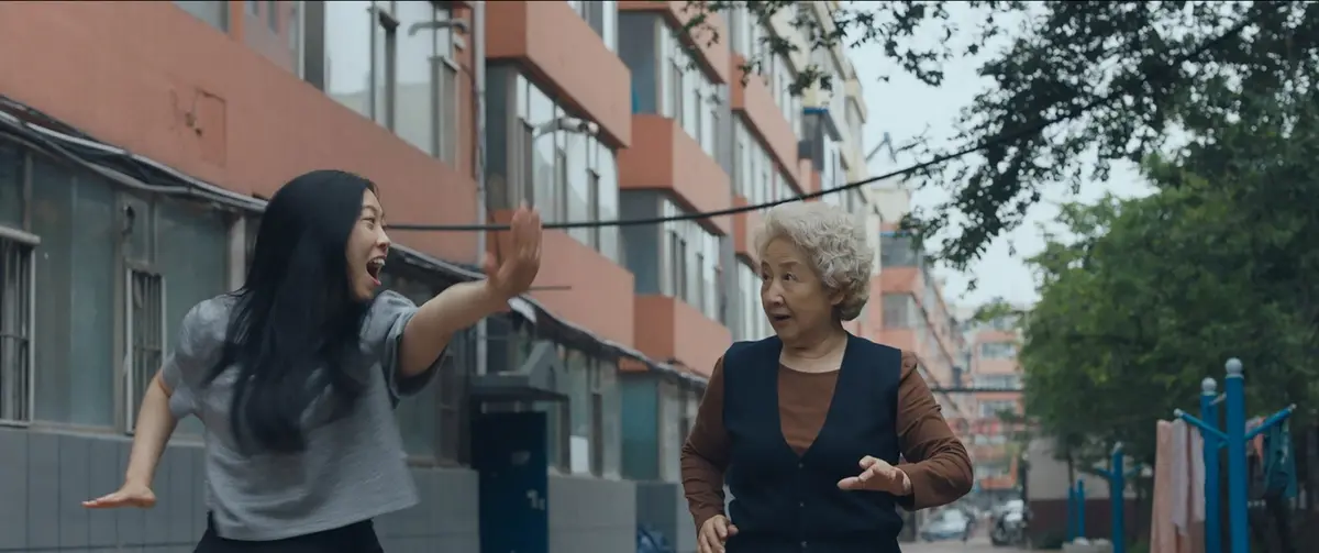 Awkwafina e Zhao Shuzhen in The Farewell