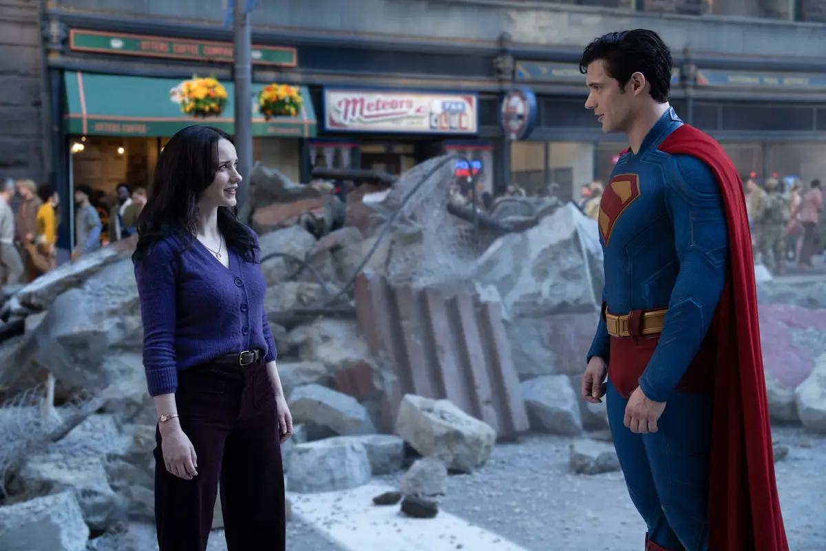 RACHEL BROSNAHAN as Lois Lane and DAVID CORENSWET as Superman in Warner Bros. Pictures’ “SUPERMAN,” a Warner Bros. Pictures release. Copyright: © 2025 Warner Bros. Entertainment Inc. All Rights Reserved. TM & © DC