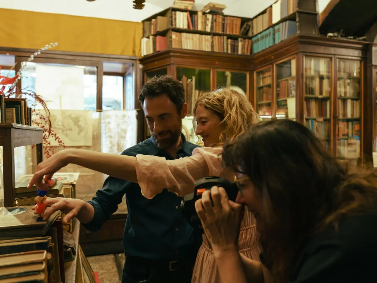 Isabel Coixet con Elio Germano e Alba Rohrwacher sul set di Tre ciotole - Credit @gretadelazzaris @cattleya @bartleby