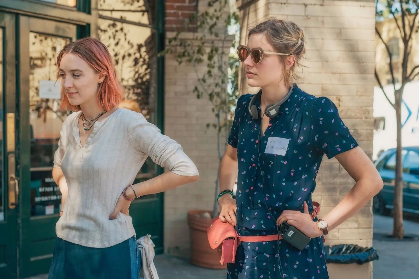 Saoirse Ronan e Greta Gerwig sul set del film