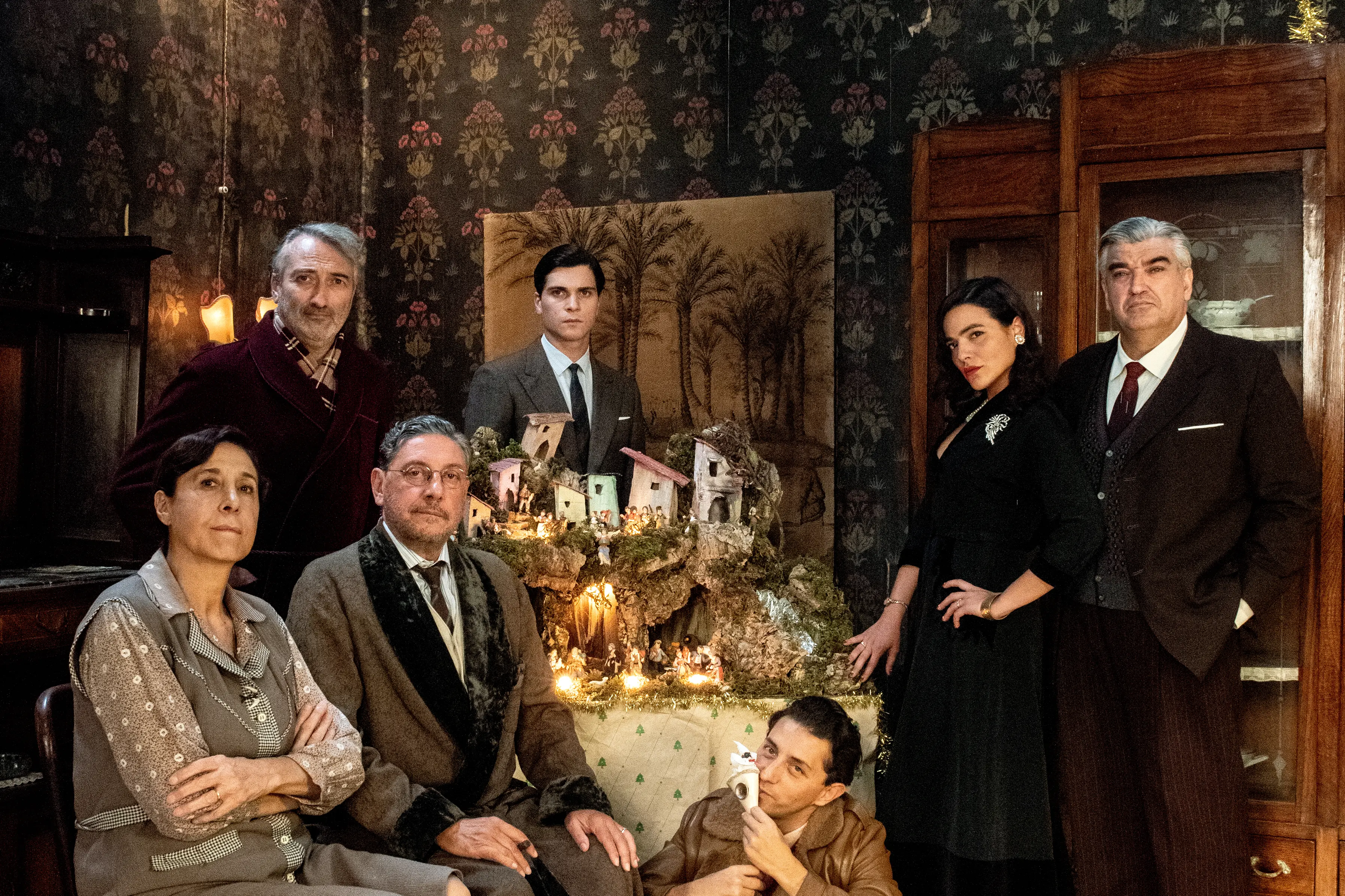 Set del film \\\"Natale in casa Cupiello\\\" di Edoardo de Angelis.Nella foto Sergio Castellitto, Marina Confalone, Adriano Pantaleo, Tony Laudadio, Pina Turco, Alessio Lapice e Antonio Milo.Foto di Gianni FioritoQuesta fotografia è solo per uso editoriale, il diritto d'autore è della società cinematografica e del fotografo assegnato dalla società di produzione del film e può essere riprodotto solo da pubblicazioni in concomitanza con la promozione del film. E’ obbligatoria la menzione dell’autore- fotografo: Gianni Fiorito.