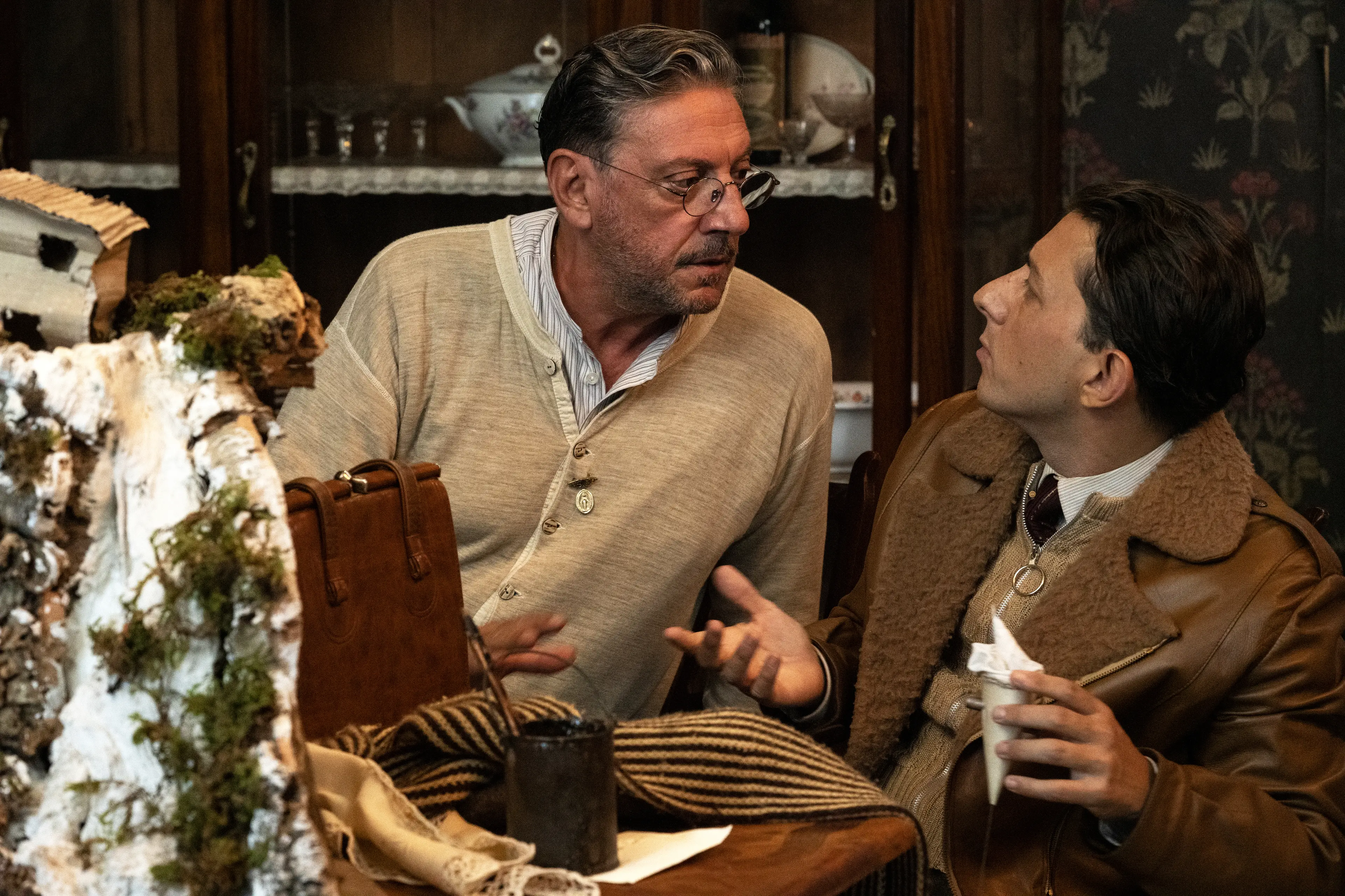 Set del film \\\"Natale in casa Cupiello\\\" di Edoardo de Angelis. Nella foto Sergio Castellitto e Adriano Pantaleo. Foto di Gianni Fiorito Questa fotografia è solo per uso editoriale, il diritto d'autore è della società cinematografica e del fotografo assegnato dalla società di produzione del film e può essere riprodotto solo da pubblicazioni in concomitanza con la promozione del film. E’ obbligatoria la menzione dell’autore- fotografo: Gianni Fiorito.