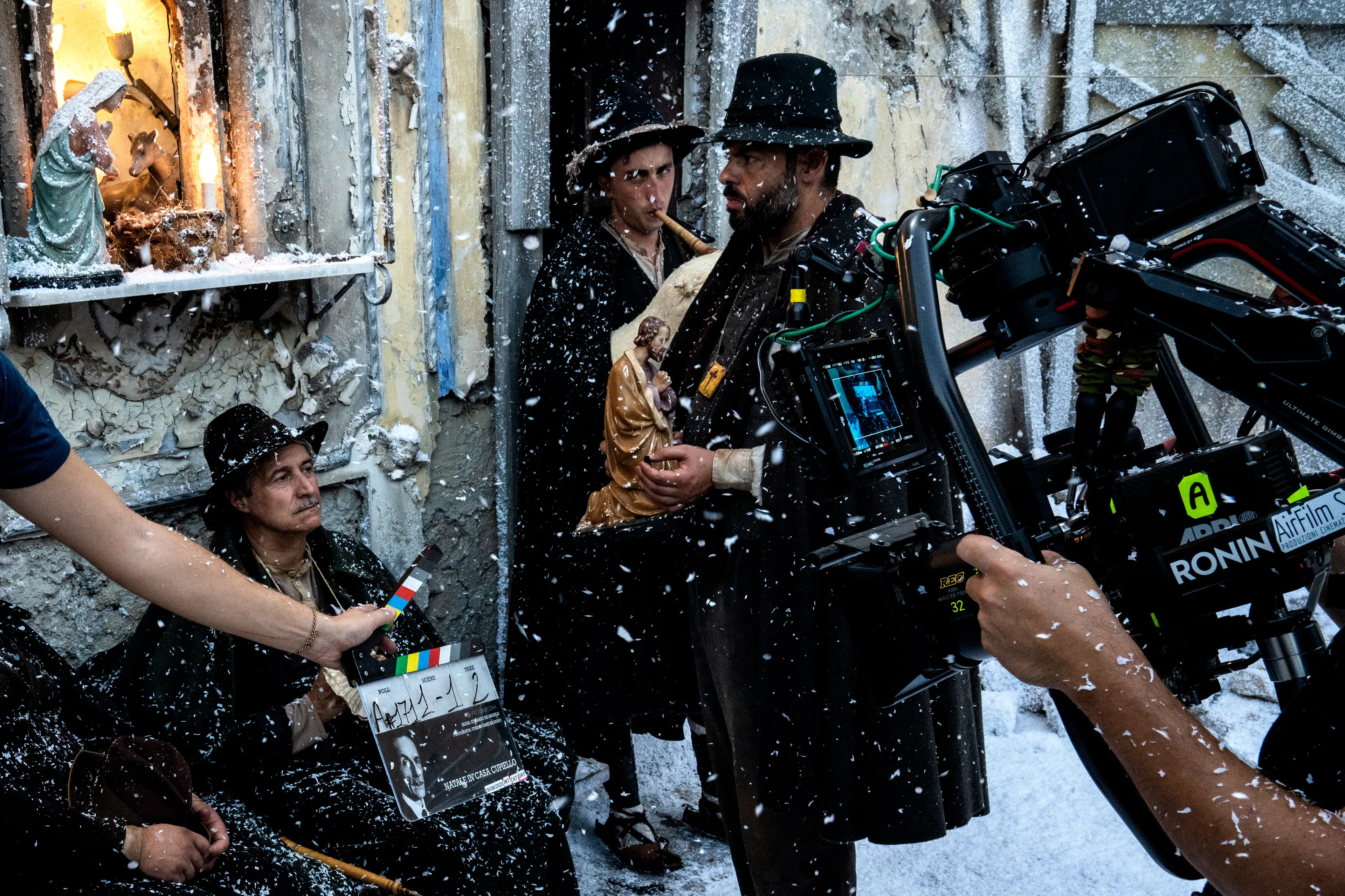 Set del film \\\"Natale in casa Cupiello\\\" di Edoardo de Angelis.Nella foto Edoardo de Angelis.Foto di Gianni Fioritol diritto d'autore è della società cinematografica e del fotografo assegnato dalla società di produzione del film e può essere riprodotto solo da pubblicazioni in concomitanza con la promozione del film. E’ obbligatoria la menzione dell’autore- fotografo: Gianni Fiorito.