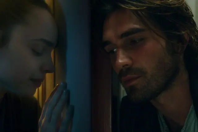 Sofia Carson e KJ Apa in SONGBIRD