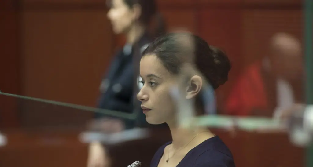 La ragazza con il braccialetto