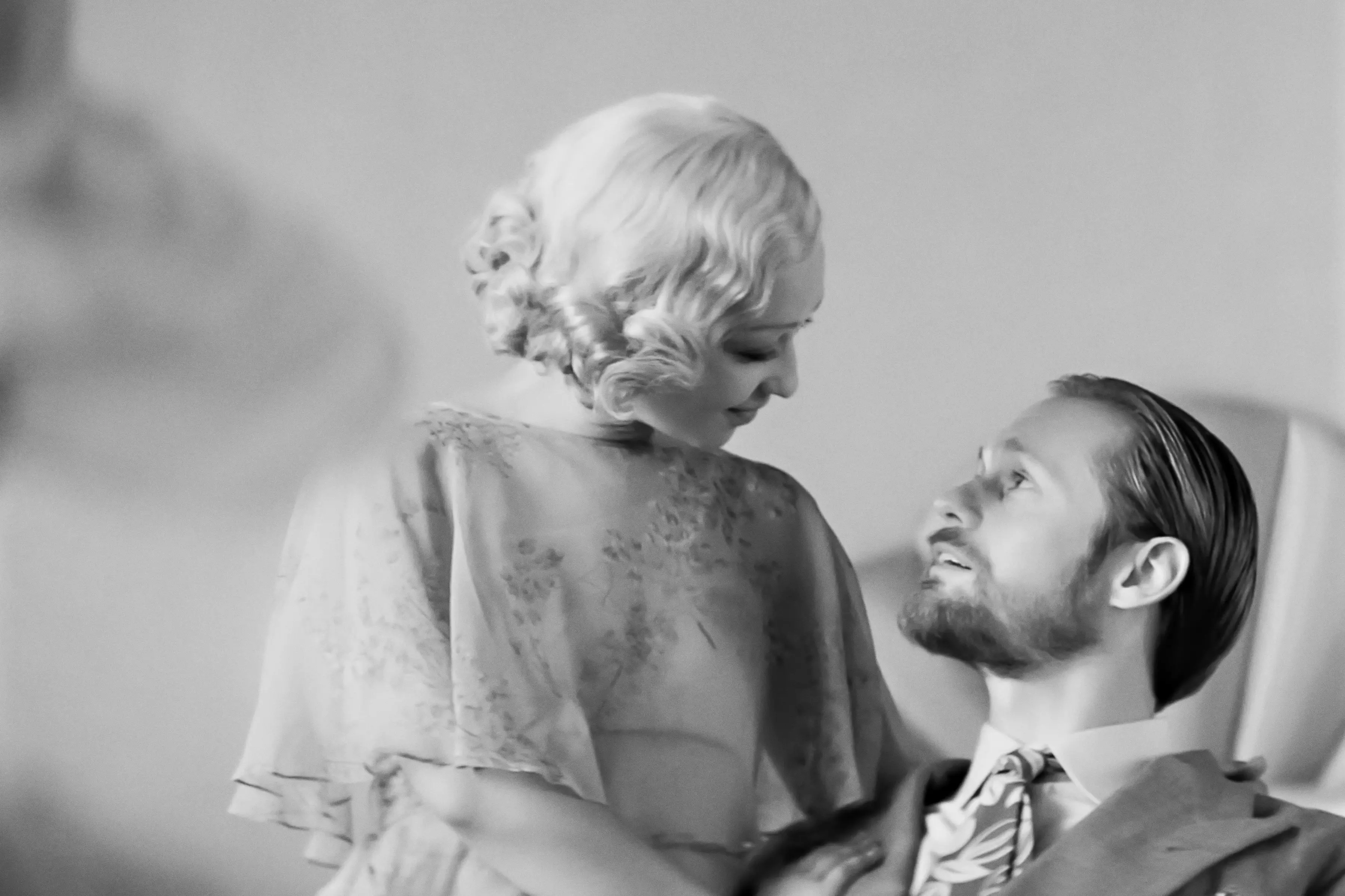 PASSING - (L to R) RUTH NEGGA as CLARE and ALEXANDER SKARSGÅRD as JOHN. Netflix © 2021