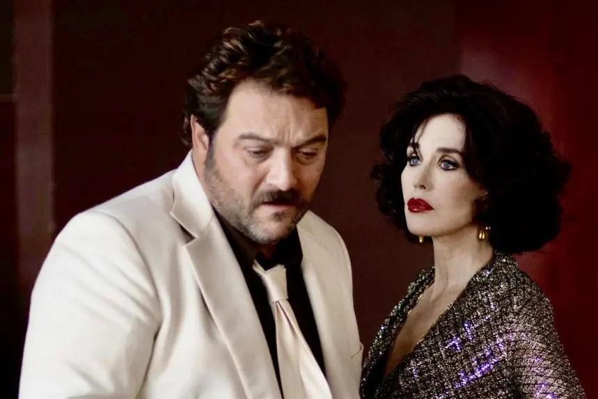 Denis Menochet e Isabelle Adjani in Peter von Kant di Fran\\u00E7ois Ozon \\u00A9 C. BETHUEL, FOZ