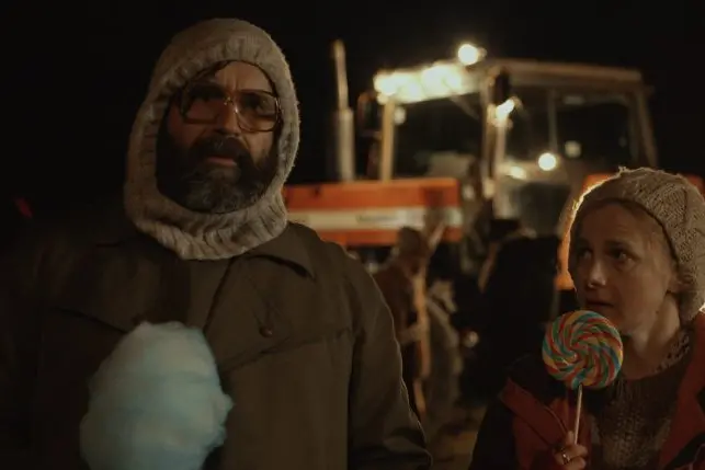 (L to R) David Earl stars as Brian and Louise Brealey as Hazel in director Jim Archer's BRIAN AND CHARLES, a Focus Features release. Credit: Courtesy of Focus Features