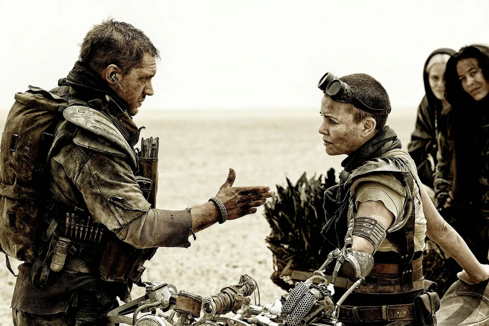 Tom Hardy e Charlize Theron in una scena del film