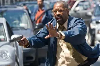 Denzel Washington in una scena del film