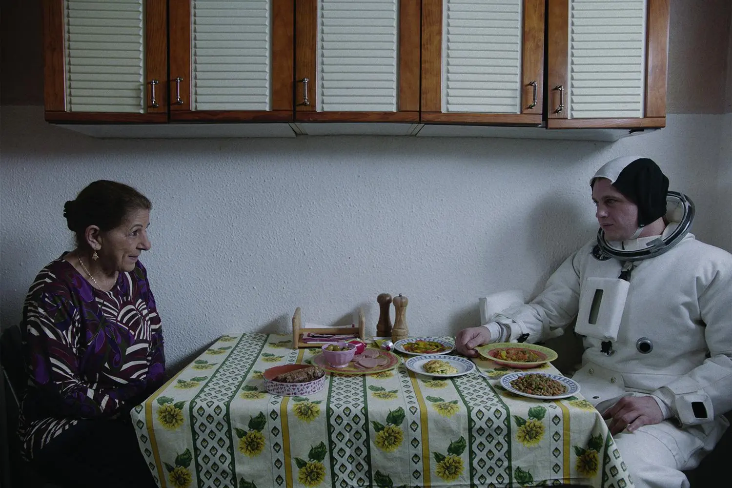 Tassadit Mandi e Michael Pitt in una scena di Asphalte