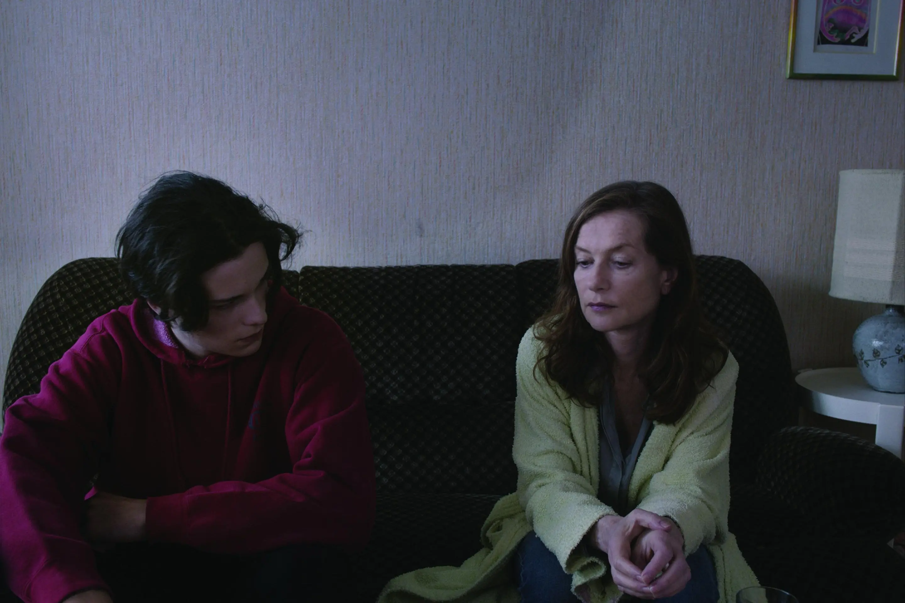 Jules Benchetrit e Isabelle Huppert in un'altra scena del film